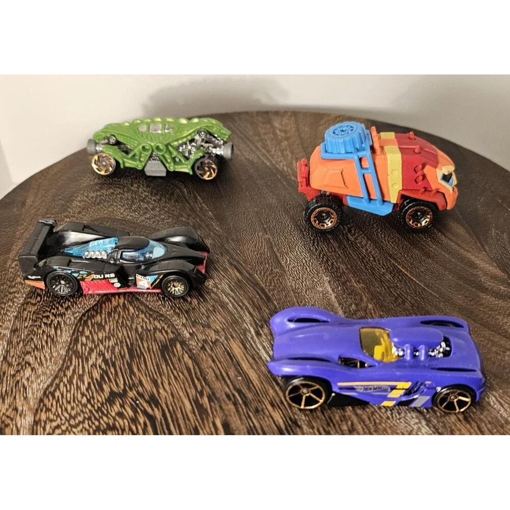 2010 Mattel 24 Ours T9680 Hot Wheels + 3 other Hot Wheels Lot of 4 total, used